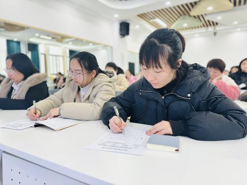教职工和家长们认真倾听、细心记录