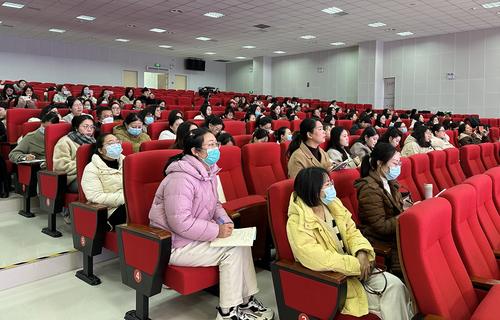 6.与会教师们认真学习