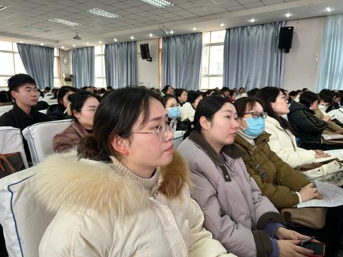 郑东新区全体初中数学老师认真聆听会议