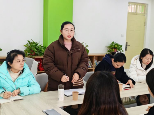 2曾英老师主持会议