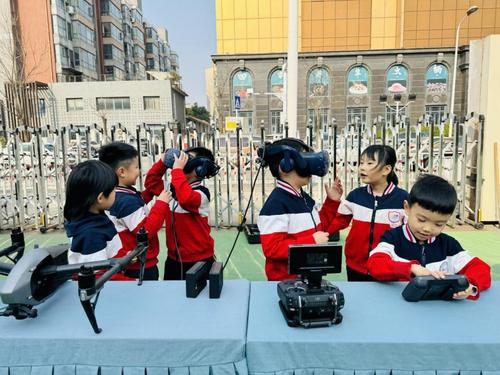 孩子们交流体验虚拟现实(VR)技术中的春耕知识