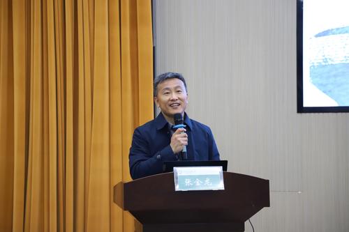 8郑东新区基础教育教学研究室副主任、体育教研员张金龙做讲座