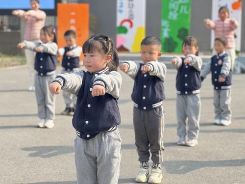 幼儿在早操展示中精神饱满