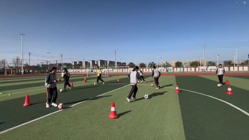 2郑东新区南塘初级中学乔彤阳老师做《足球运球射门》观摩课