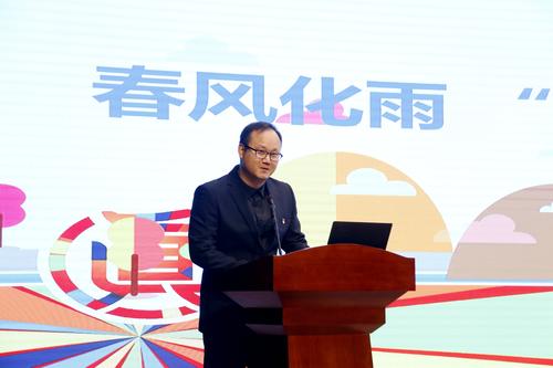 郑东新区师德师风工作室成员郑合军为到场人员做师德师风宣讲