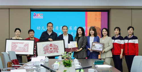 双方互赠教师手工制作的中国传统手工制品