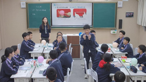 李一博老师在讲《压强》一课