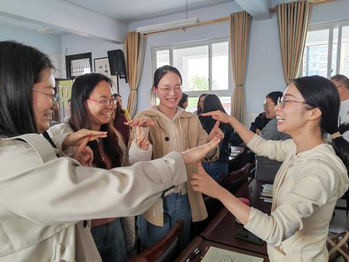 班主任们进行心理解压小游戏