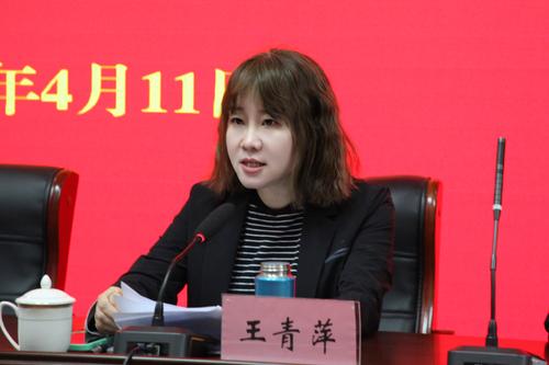 2.郑东新区教文体局宣外科科长王青萍主持会议