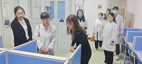 1郑州市第八人民医院医务科杨静怡老师带领老师们参观心理测评室