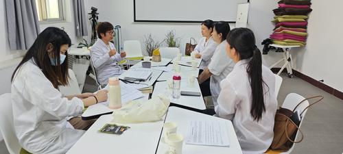 3郑州市第八人民医院健康管理中心主任张丽霞与老师们交流研讨
