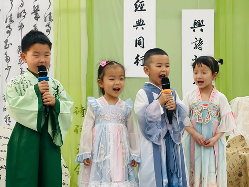 幼儿深情朗诵中国古诗词