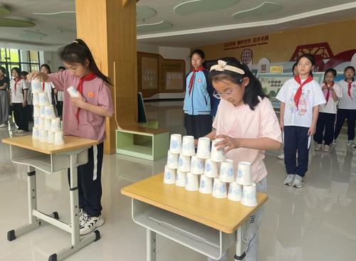 学生在进行“一分钟纸杯叠高”挑战