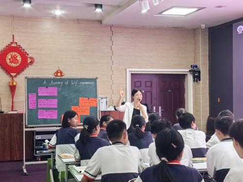 1.郑东新区外国语学校的董海红老师做课例展示