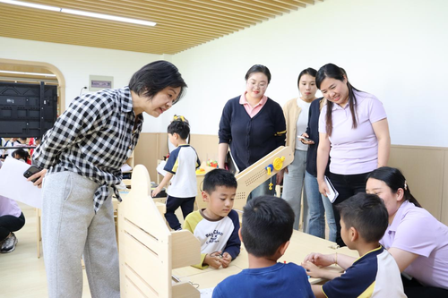 评估组专家与孩子亲切互动了解孩子发展情况