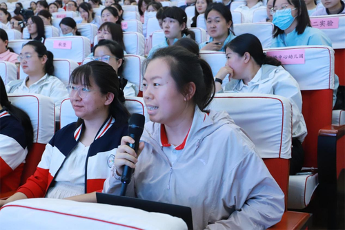 与会老师积极参与现场的互动交流