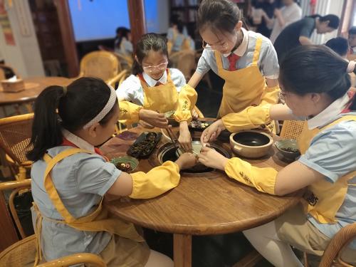 小蒲娃们熬制蒲公英膳食粥