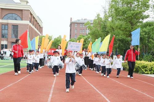 1.迈着矫健的步伐走入会场