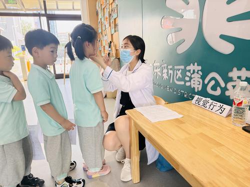 大夫在为幼儿做视力测试