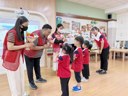 幼儿为图书馆的讲解员表示感谢