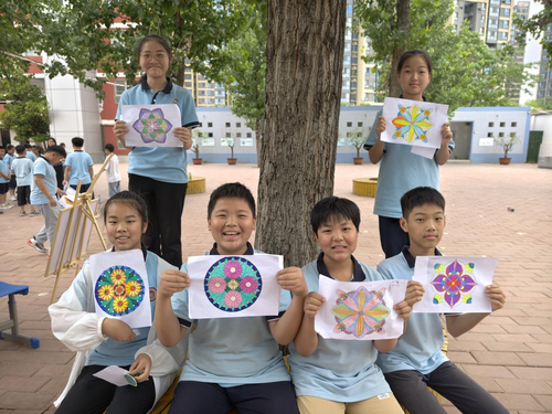 学生展示自己的曼陀罗绘画作品