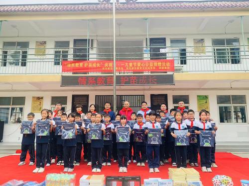 耿双建校长以及参会嘉宾与学生合影留念