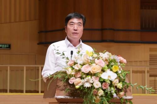 郑东新区教育文化体育局党委书记、局长 张利刚
