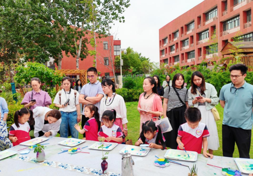 交流团队观摩郑东新区实验幼儿园育人环境及孩子游戏