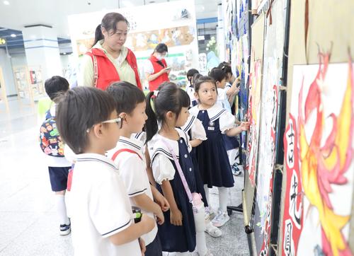 6参观东十里铺“趣玩博物小站”画展