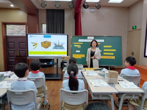 郑东新区蒲公英小学冯少飞老师进行课例展示