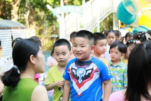 孩子们闯关打卡兴致勃勃