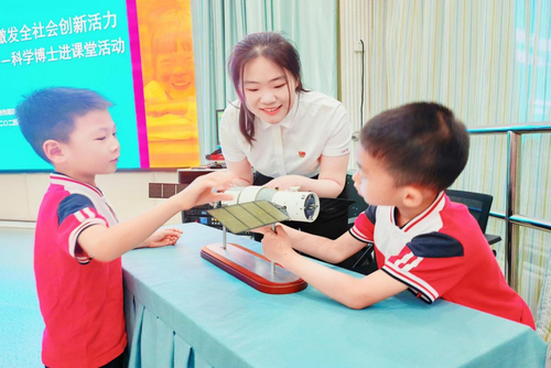 幼儿积极和软件与质量专家刘思颖互动