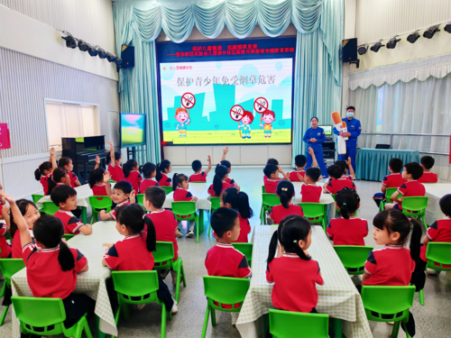 幼儿认真听禁烟健康知识