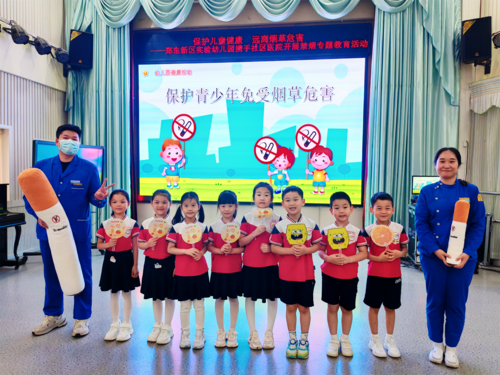 医生与幼儿亲切合影