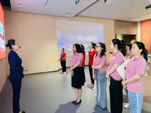 党员教师认真聆听讲解