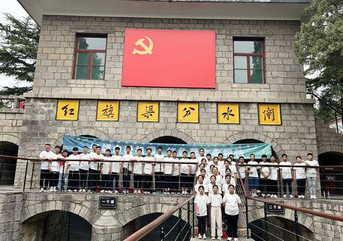 学生们研学合影留念