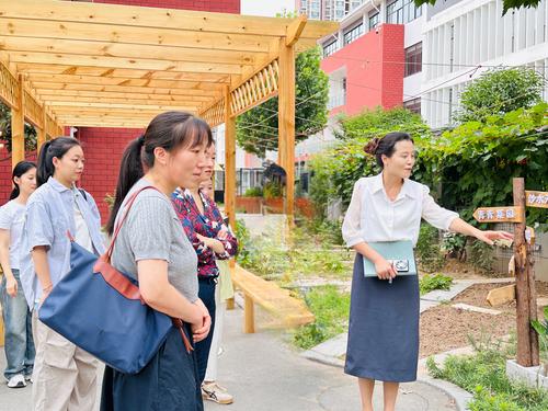 河南大学教育学部博士工作站成员参观户外种植区