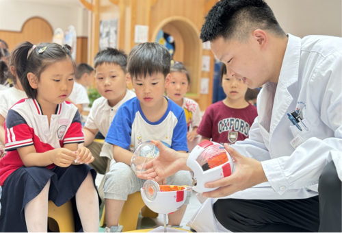 医生李科文向幼儿介绍眼睛的构造