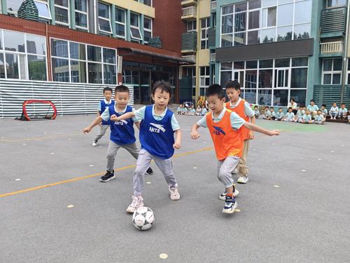 两队幼儿激烈比赛