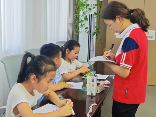 评估组教师观察大班幼儿拼图讲述能力发展情况