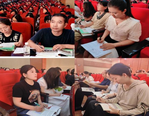 3历史教师认真倾听、记录