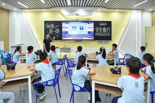 郑东新区九年制实验学校开启科技第一课