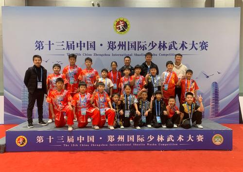 郑东新区圃田乡中心小学武术队员合影