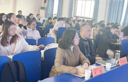 参会老师认真聆听