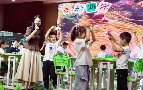 图片2.郑东新区春华学校欧阳诗雪执教《对称的鱼形》