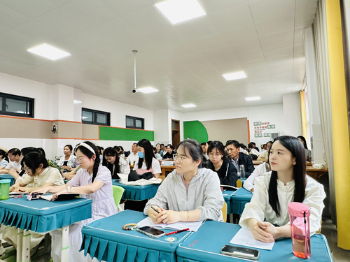 2与会人员认真聆听