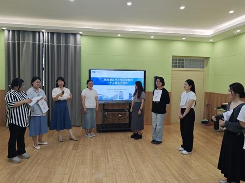 1老师们积极进行活动体验