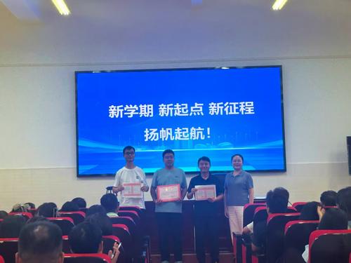 2为获奖教师颁奖