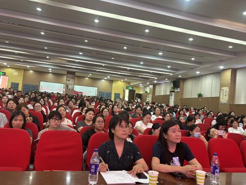 与会教师认真学习