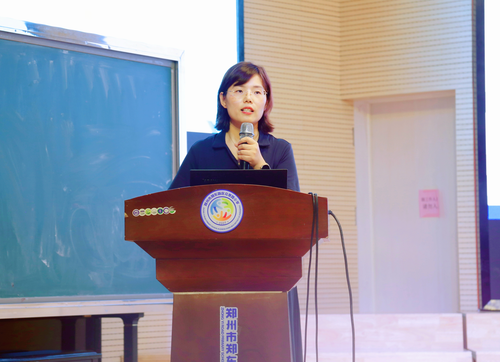 2郑东新区基础教育教学研究室小学数学教研员谢蕾蕾老师做分析